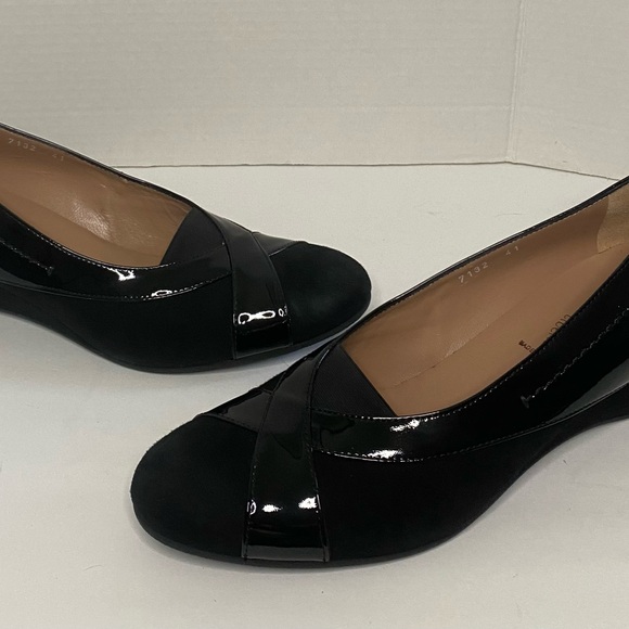 Italian designer wedge black suede with Patent detail and elastic in the front - Picture 2 of 6